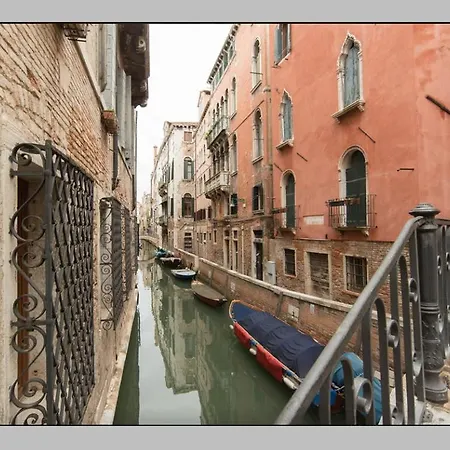 Balcone Sul Canale Apartment Venice