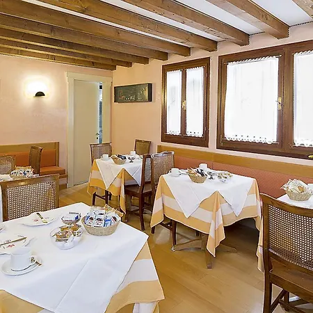 Hotell Spagna 3*