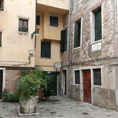 Alloggi Scala Del Bovolo 3*