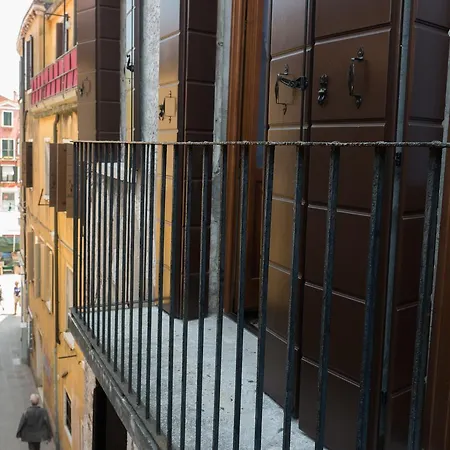 Guest house Backpackers House Venice