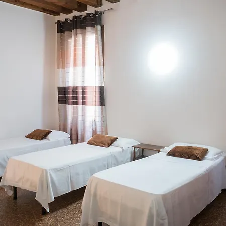 Guest house Backpackers House Venice