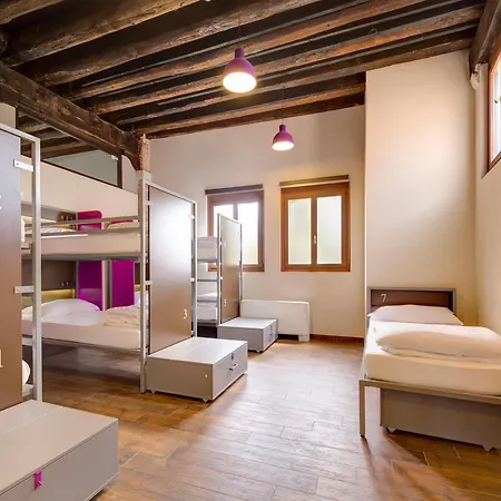 Generator Hostel *