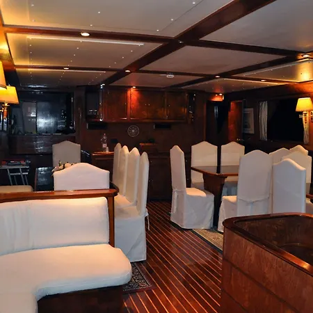 Sarah Cruise Hotel *