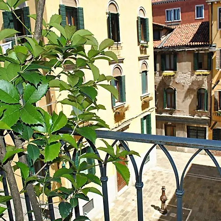 Carlton Capri Hotel 3*