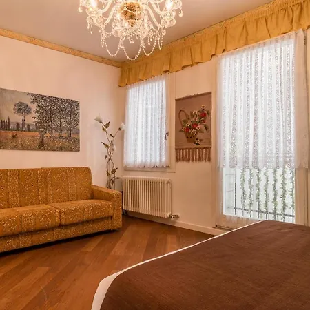 Doge's Pantheon & St.mark School In Hidden Appartement Venetië
