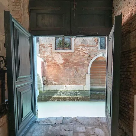 Ponte Raspi Canal View Apartment Venice