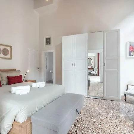Apartment Ponte Raspi Canal View Venice