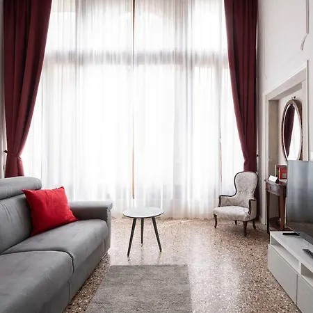 Ponte Raspi Canal View Apartment Venice