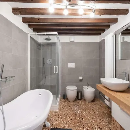Ponte Raspi Canal View Apartment Venice