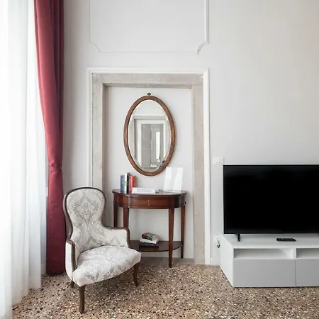 Ponte Raspi Canal View Apartment *